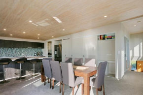 The White Haus - Waihi Beach Upstairs Holiday Unit, Waihi Beach